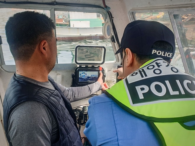 해양경찰이 어민을 대상으로 SOS 구조 버튼누르기 캠페인을 실시 중인 모습.(제공=남해해경청)