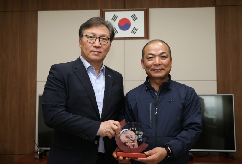 지난 19일, 광명스피돔에서 이홍복 경륜경정총괄본부장(왼쪽)이 광명시 장애인단체연합회 최강식 회장으로부터 감사패를 받고 기념사진을 촬영하고 있다.(사진=국민체육진흥공단)