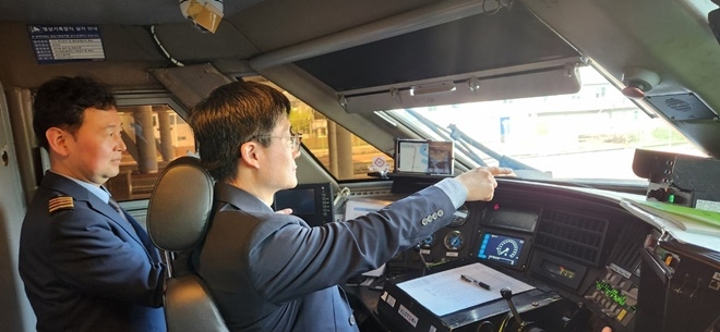 신규기장 실무 평가중인 모습.(제공=한국철도 부산경남본부)
