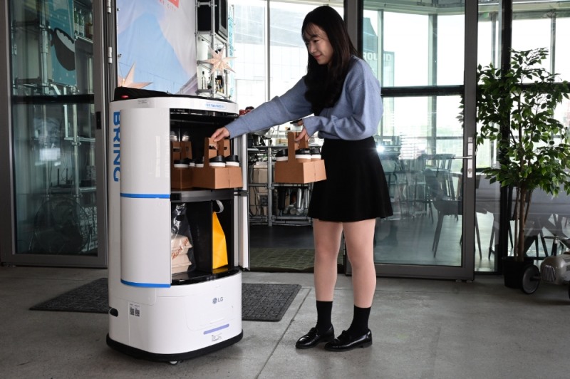 LG전자, 카카오모빌리티 ‘브링’에 AI 자율주행 배송 로봇 ‘클로이 서브봇’ 공급