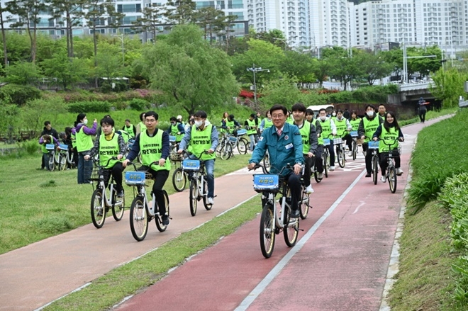 정종복 기장군수와 자원봉사자들이 공영자전거 ‘타반나’를 타고 자전거의 날 기념행사을 진행하고 있다.(제공=부산 기장군)