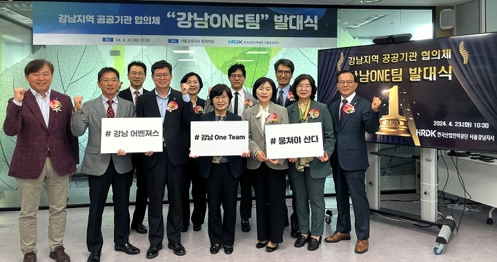 (왼쪽부터 세 번째) 이호선 에스알 재무계약처장.(사진=SR)