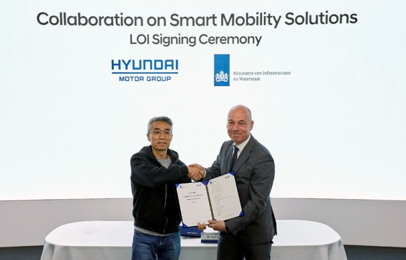 현대차·기아 남양기술연구소에서 열린 업무협약식에서 현대차·기아 AVP본부장 송창현 사장(왼쪽), 네덜란드 교통부 키스 반 더 버그(Kees Van der Burg) 차관(오른쪽)이 기념 사진을 촬영하는 모습.(사진=현대자동차)