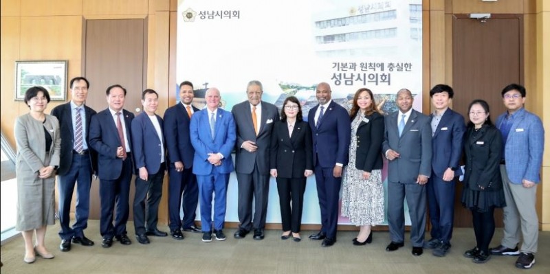 성남시의회를 방문한 미국 풀턴 카운티 롭 피츠 의장(왼쪽7번째)과 박은미 부의장(오른쪽7번째)이 관꼐자들과 함께 기념촬영을 하고 있다.