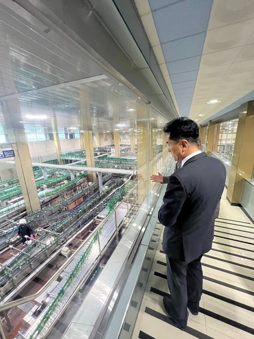 주선태 부산식약청장이 주류 공병세척 및 이물선별 과정 현장을 참관하고 있다.(제공=부산식약청)