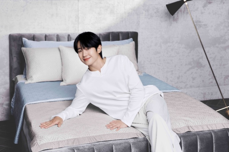 세사 2024 아이스침구 '에어아이스'에서 포즈를 취하고 있는 정해인 배우. 사진=웰크론