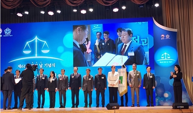 박준희 회장 수훈 모습.(제공=아이넷방송)