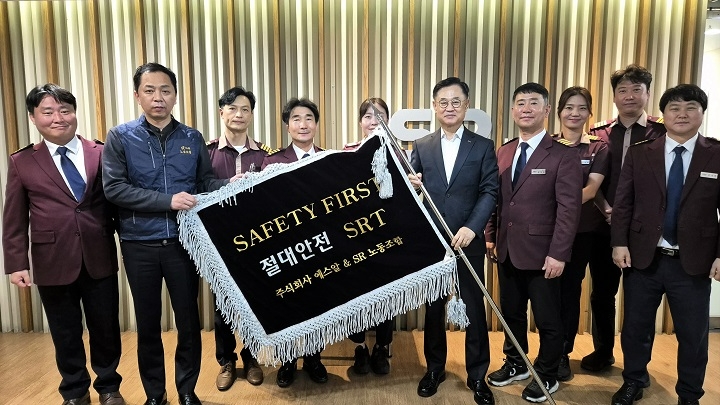 (왼쪽 두 번째)·김상수 SR노동조합 위원장, (여섯 번째)·이종국 에스알 대표이사.(사진=SR)