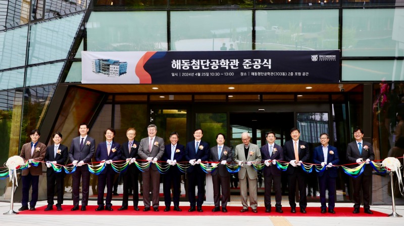 25일(목) 서울대 해동첨단공학관 준공식 행사에 GS건설 허윤홍 대표, 서울대 유홍림 총장, 해동과학문화재단 김영재 이사장 (사진 왼쪽 3,8,9 번째 순) 외 관계자들이 참석해 기념사진을 촬영하고 있다.(사진=GS건설)