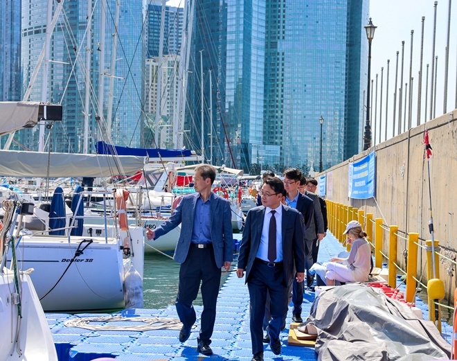 장웅요 부산본부세관장(첫열 오른쪽)이 국제요트대회 관련 감시 우범요소를 직접 점검하고 있다.(제공=부산본부세관)