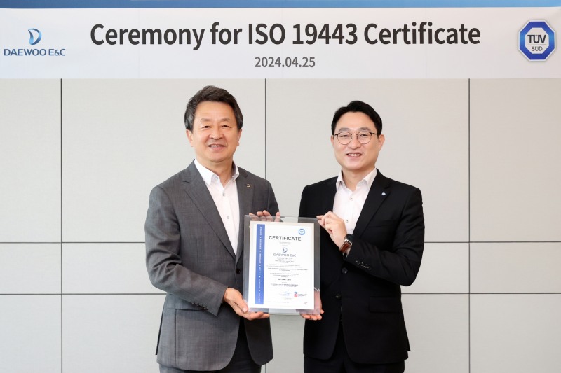 ISO 19443 인증서 수여식에 참석한 대우건설 백정완 대표이사와 TÜV SÜD Korea 서정욱 대표이사.(사진=대우건설)
