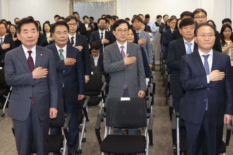 김진표 국회의장(왼쪽)과 국민의힘 윤재옥 원내대표 등이 26일 국회 입법조사처 설립 17주년 기념식에 참가하고 있다. (사진=연합뉴스)