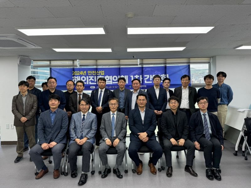 맨 앞 줄 좌측부터 여인수 한국도로협회 국제도로센터 실장,박시현 국토안전관리원 상생협력실 실장, 이종우 국토안전관리원 경영본부 본부장,문봉섭 국토교통부 시설안전과 과장,최종권 서울대학교 법학연구소 건설법센터 부센터장,김수영 도화엔지니어링 상무국토안전관리원. (사진=국토안전관리원 )