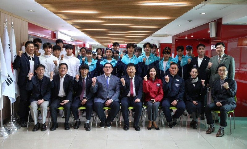 지난 24일, 하남 미사리 조정경기장에서 열린 국민체육진흥공단 이사장배 전국 카누경기 대회 개회식에서 하형주 상임감사(첫 줄 왼쪽 다섯 번째), 조현식 대한카누연맹 회장(첫 줄 왼쪽 여섯 번째), 정철락 경륜경정사업본부장(첫 줄 왼쪽 네 번째) 등 관계자와 선수들이 기념사진을 촬영하고 있다.(사진=국민체육진흥공단)