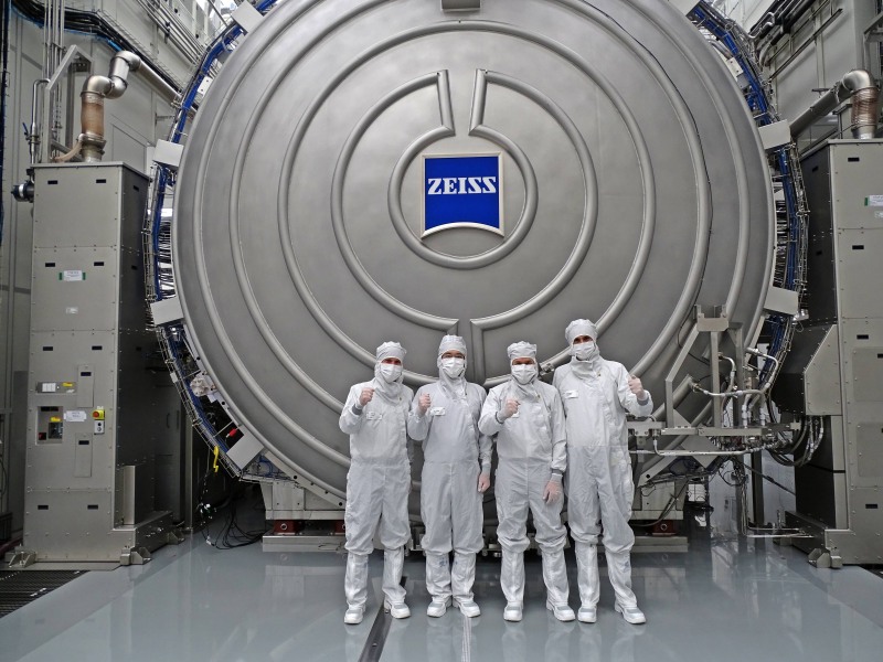 26일(현지 시간) 독일 오버코헨 ZEISS 본사를 방문한 이재용 삼성전자 회장(왼쪽에서 두번째)이 최신 반도체 장비를 살펴본 뒤 칼 람프레히트(Karl Lamprecht) ZEISS그룹 CEO(왼쪽에서 세번째), 안드레아스 페허(Andreas Pecher) ZEISS SMT(Semiconductor Manufacturing Technology) CEO(왼쪽에서 첫번째)와 함께 기념사진을 촬영하는 모습. 사진=삼성전자