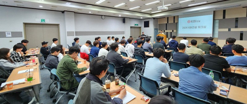 진광우 KBI건설 대표이사가 지난 26일 1박2일 일정으로 충주시 건설경영연수원에서 진행된 ‘2024년 KBI건설 워크샵’에서 임직원들에게 수주 및 매출 목표와 무재해 현장 달성에 최선을 다해 달라고 독려하고 있다.(사진=KBI그룹)