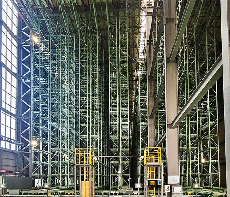 스태커 크레인(Stacker Crane)을 통해 셀(Cell)에 자재를 자동으로 저장하는 대형 입체선반.(사진=포스코DX)