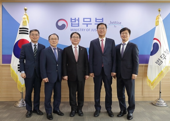 (왼쪽부터) 배영철 교육이사, 김정태 부협회장, 박종순 협회장, 박성재 장관, 오재창 부협회장.(제공=법무부)