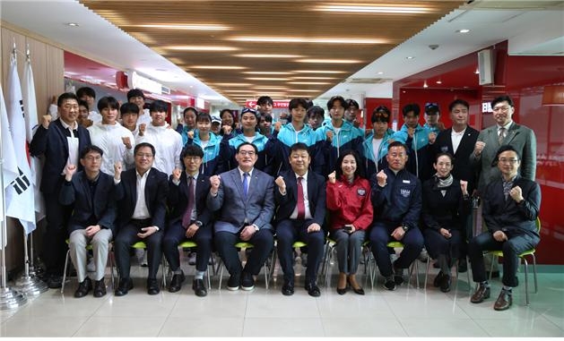 지난 24일, 하남 미사리 조정경기장에서 열린 국민체육진흥공단 이사장배 전국 카누경기 대회 개회식에서 하형주 상임감사(첫 줄 왼쪽 네 번째), 조현식 대한카누연맹 회장(첫 줄 왼쪽 다섯 번째), 정철락 경륜경정사업본부장(첫 줄 왼쪽 세 번째) 등 관계자와 선수들이 기념사진을 촬영하고 있다.(사진=국민체육진흥공단)