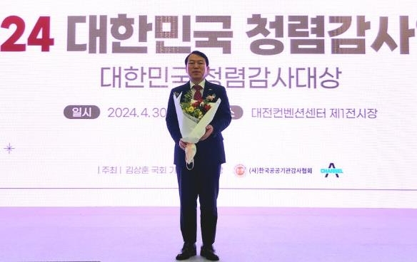 권세호 코레일 상임감사위원이 2024 대한민국 청렴감사열전에서 국회 기획재정위원장상을 수상했다.(사진=코레일)