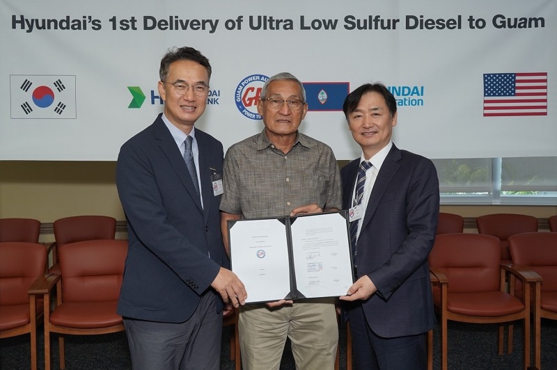 장기 계약 체결식에 참석한 이승수 HD현대오일뱅크 글로벌사업본부장(왼쪽)과 John Benavente 괌 전력청장(가운데), 차명근 현대코퍼레이션 석유화학 본부장(오른쪽).(사진=HD현대오일뱅크)