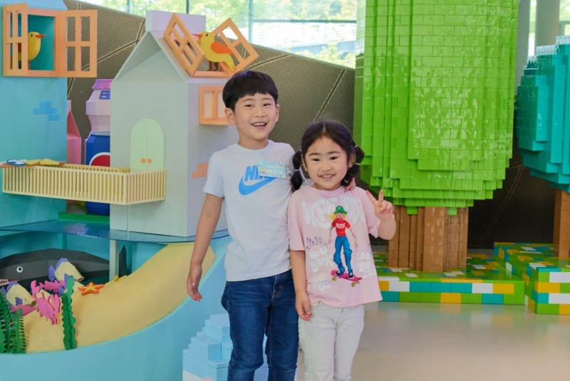 부총리 겸 교육부장관상 수상작 ‘자연과 함께 살아가요’를 그린 박진혁 어린이(왼쪽)와 동생이 함께 기념촬영 하는 모습.(사진=현대자동차)