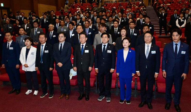 더불어민주당 이재명 대표와 박찬대 신임원내대표를 비롯한 제22대 국회의원 당선인들이 3일 국회 의원회관에서 열린 '제22대 국회 더불어민주당 제1기 원내대표 선출 당선자 총회'에서 해병대원 특검법 즉각 수용 촉구 결의문을 채택하고 있다.(사진=연합뉴스)