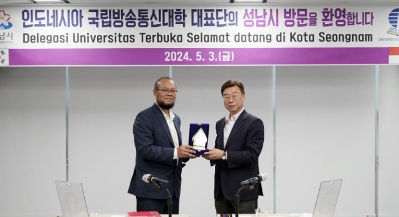 신상진 성남시장(오른쪽)과 오잣 다로잣(Ojat Darojat) 총장이 양 기관의 교류 활성화 방안을 논의하고 기념촬영을 하고 있다.