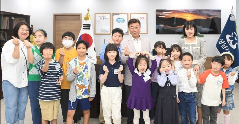 신상진 시장이 시장실로 어린이를 초대하여 “어린이의 꿈과 희망을 응원하고 건강한 성장을 기원하는 마음으로 이번 성남어린이날 큰잔치를 개최했다”면서 “어린이를 권리의 주체로 인식하고 여러분이 진정으로 원하고 바라는 것에 귀 기울여 온전한 권리를 누릴 수 있는 아동친화도시 성남 위해 노력할 것”이라고 밝히며 어린이들과 기념촬영을 하고 있다.