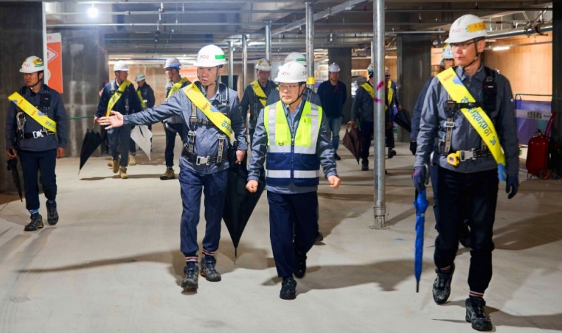 (왼쪽부터) 이상훈 수원아이파크시티 10단지 현장소장, 김회언 HDC현대산업개발 대표.(사진=HDC현대산업개발)