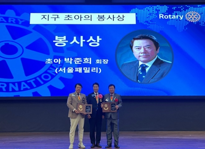 (사진왼쪽부터) 아이넷방송그룹 초아 박준희회장-국제로타리3640지구 소청 신영진 총재-의정 구교운 전 총재.(제공=아이넷방송)