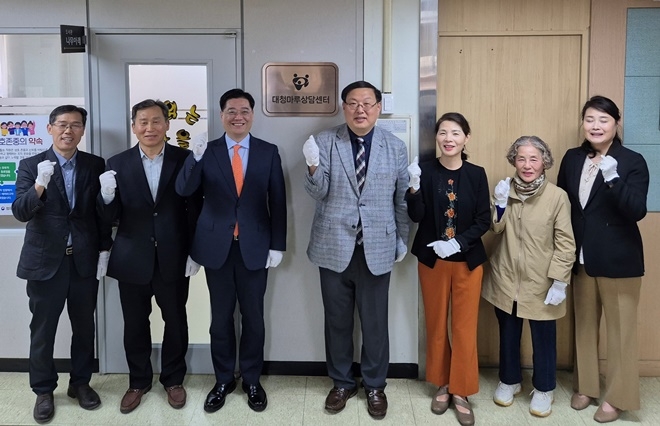 이법호 소장(사진왼쪽 세번째), 중독 관련 전문 상담사들, 직원 등 참석해 대청마루상담센터 현판식을 갖고 기념촬영.(사진제공=광주보호관찰소)