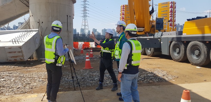 맨 앞줄 오른쪽 일곱 번째부터 김민수 국토안전관리원 건축시설성능실 실장,최철민 국토교통부 녹색건축과 사무관, 서현철 경북대학교 건축학부 교수.(사진=국토안전관리원)
