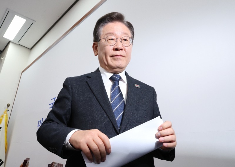 더불어민주당 이재명 대표가 8일 오전 국회에서 열린 최고위원회의를 마친 뒤 이석하고 있다. 사진=연합뉴스