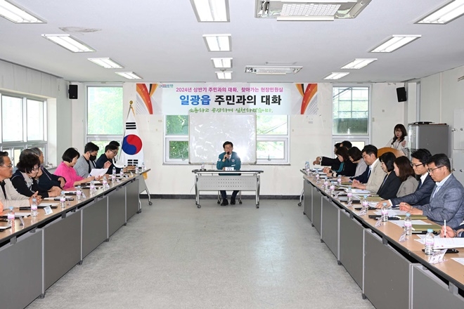 정종복 기장군수가 현장민원실에서 주민질의에 답변하고 있다.(제공=부산 기장군)