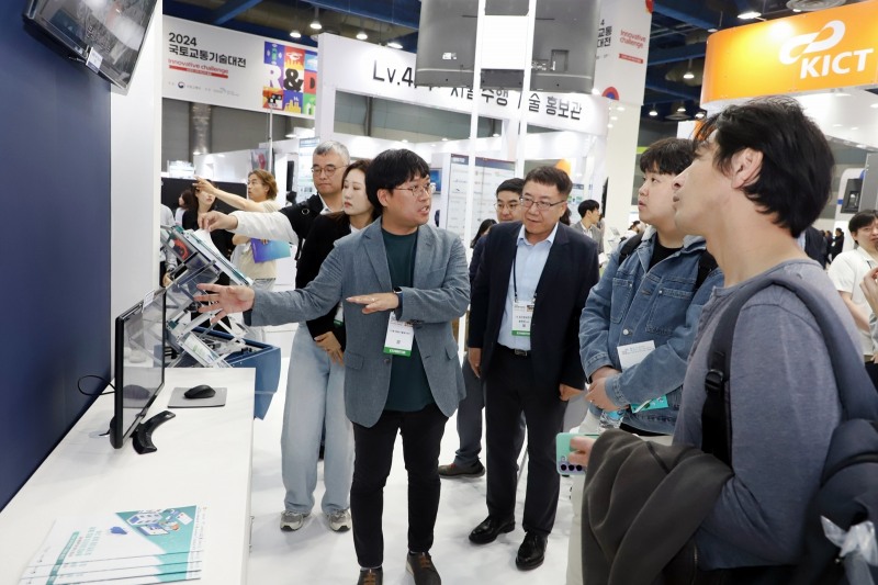 LX공간정보연구원 디지털국토정보기술개발사업단 지윤수 박사가 관람객에게 전시된 기술을 안내하고 있다.(사진=.LX공간정보연구원)