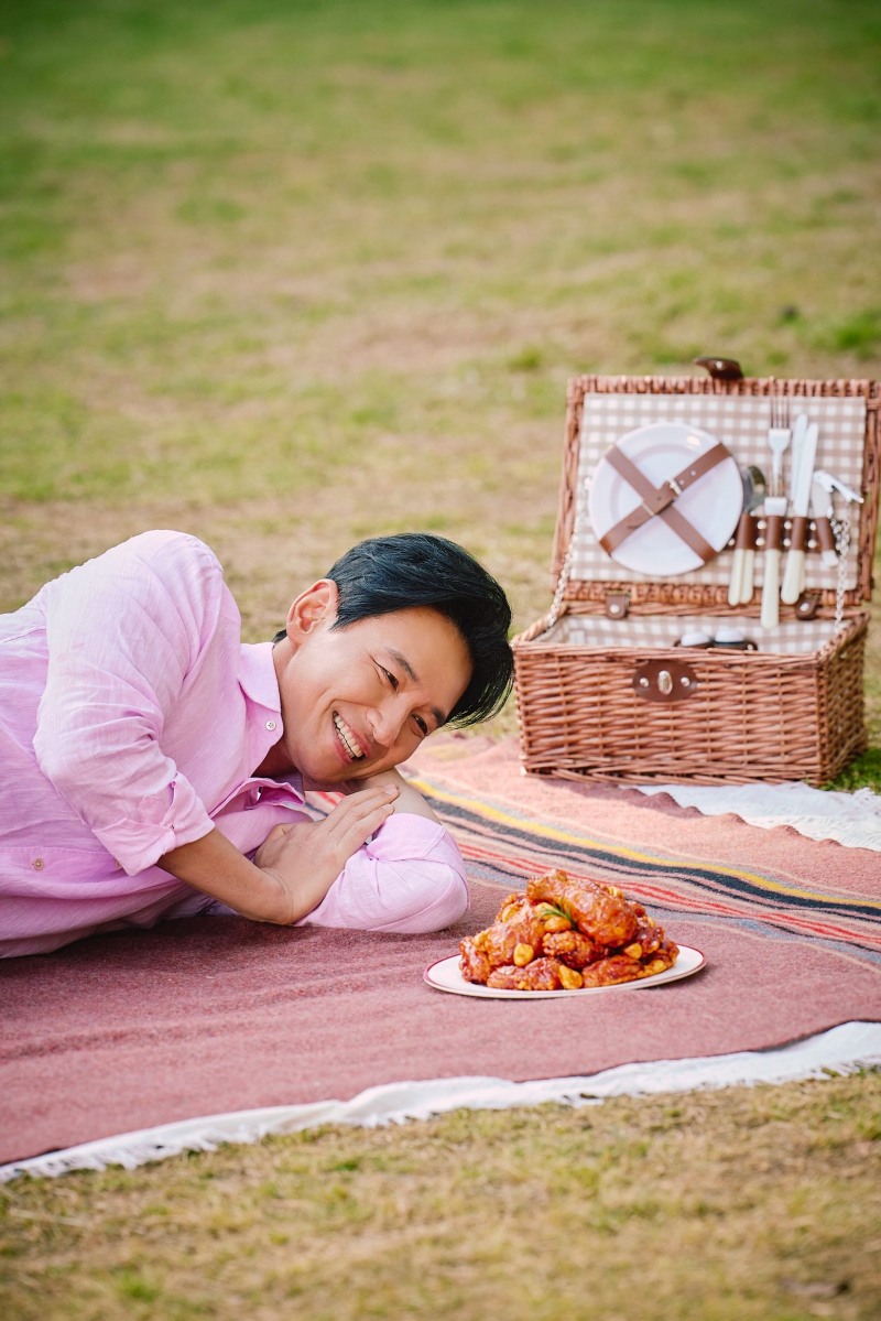 bhc치킨, 새 모델로 황정민 발탁