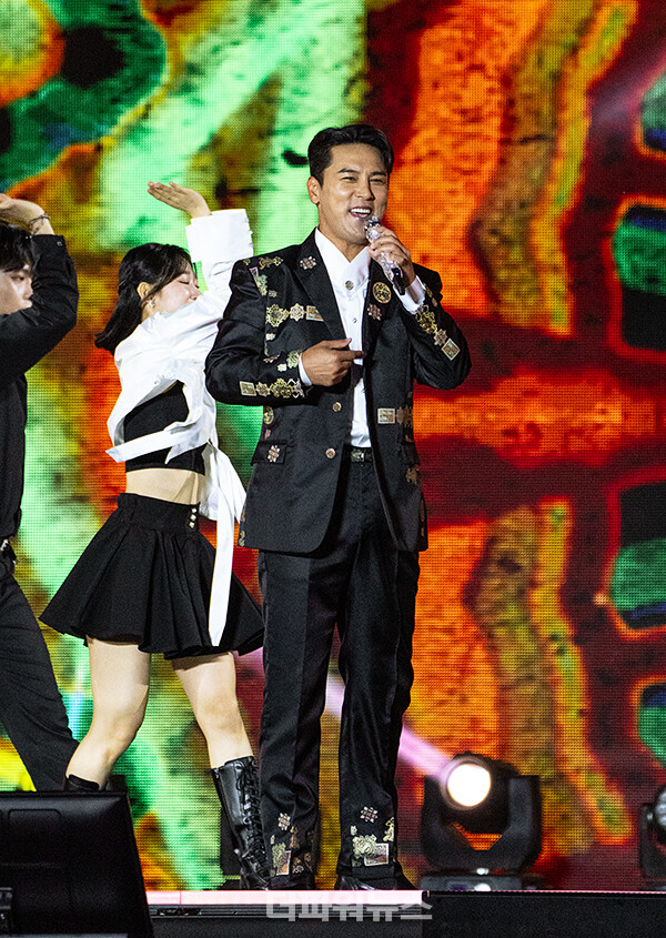 장민호,'2024코리아온스테이지'공연