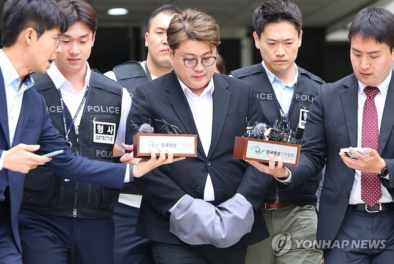 호송차로 향하는 김호중.(사진=연합뉴스)