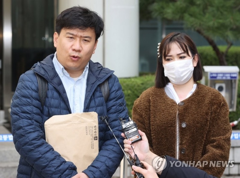 재판 전 기자회견 하는 유우성-유가려. (사진=연합뉴스)
