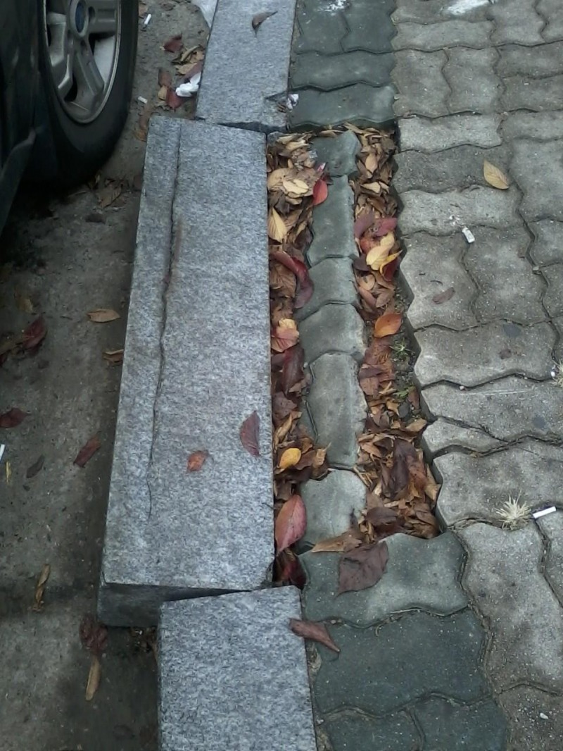 경계석사이에 모래가 빠져나와 보도블록 침하 현상을 보여 통행자인 시민의 안전을 위협하고있다.(사진=한국인프라디벨로퍼)