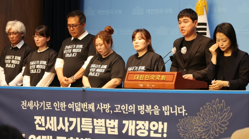 더불어민주당 박주민 의원과 전세사기 피해자 등이 8일 오후 국회 소통관에서 기자회견을 열고 전세사기특별법 개정안 21대 국회 통과를 촉구하고 있다. 사진=연합뉴스