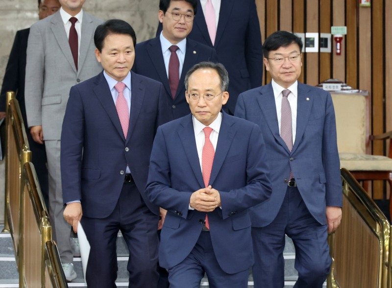 국민의힘 추경호 원내대표가 24일 오전 국회에서 열린 원내대책회의에 입장하고 있다. 사진=연합뉴스