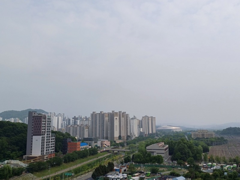 서울시가 짓는 천왕수소발전소의 위치 전경, 왼쪽 목감천 바로 옆 오른쪽 한국전력 천왕변전소 건물 뒤에 건설될 예정이다.(사진=로이슈)