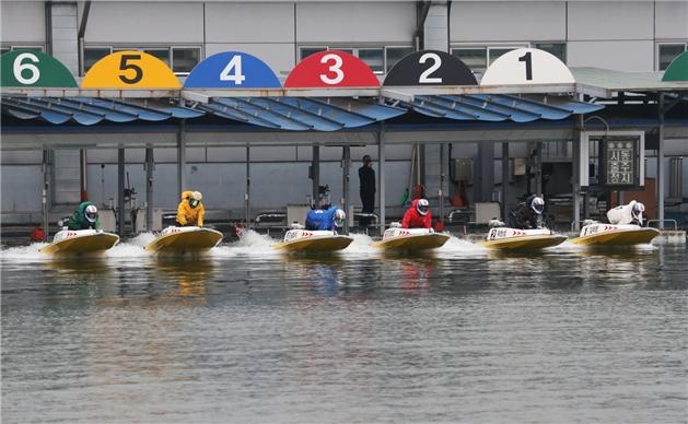 미사리경정장에서 출전 선수들이 힘차게 출발하고 있다.(사진=국민체육진흥공단)