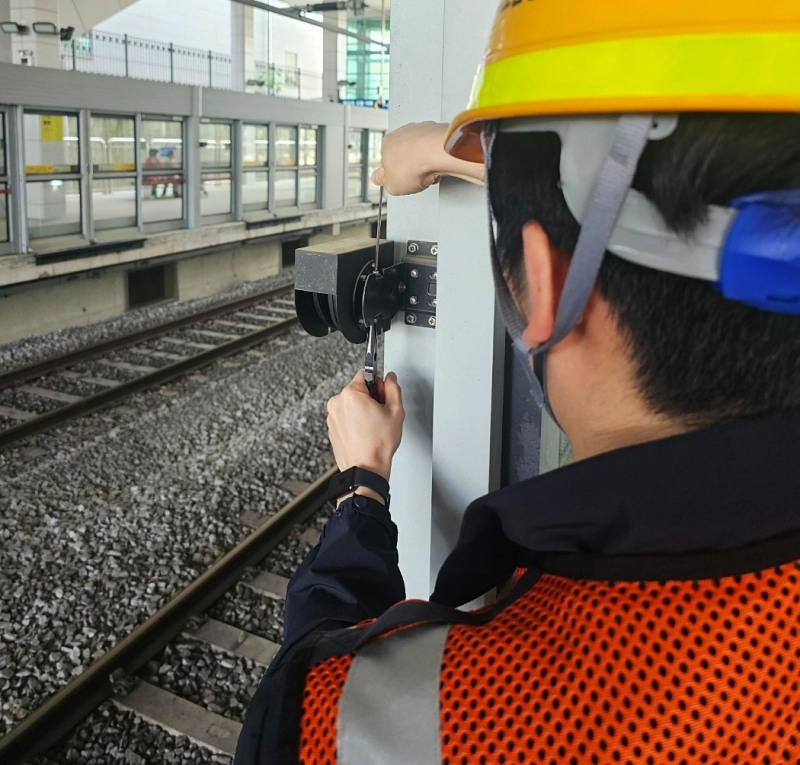 수도권서부본부 시흥건축직원이 사리역 레이저스캔센서 각도를 조정하고 있다.(사진=코레일)