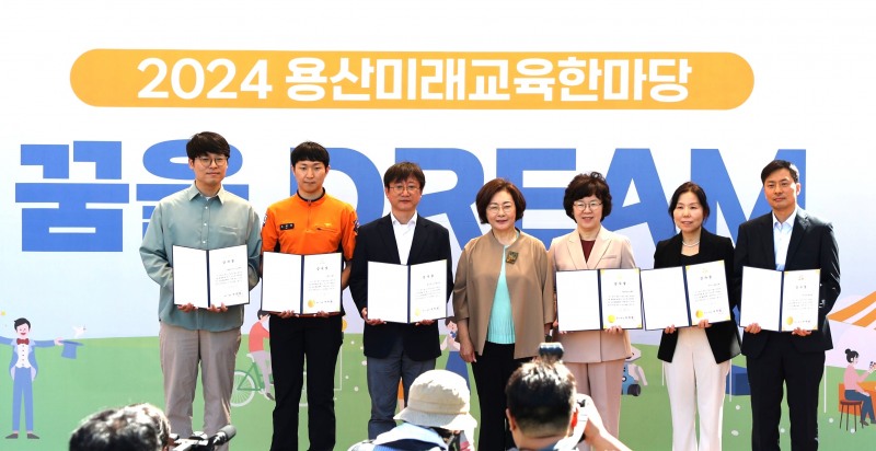 감사패 수상 단체 기념 사진(오른쪽에서 두 번째).(사진= 한국고용정보원)