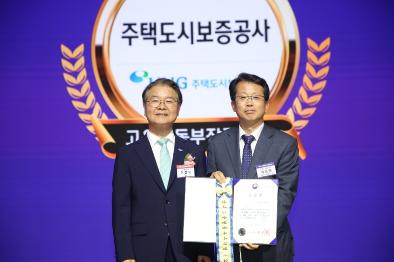 5월 28일 ‘2024 고용평등 공헌포상’ 시상식에서 이정식 노용노동부장관(왼쪽)과 최종원 HUG 경영인프라혁신단장(오른쪽)이 기념 촬영을 하고 있다.(사진=HUG)