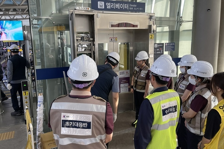 에스알(SR, 대표이사 이종국)은 29일(수) 수서역에서 한국승강기안전공단 강남지사와 승강기 갇힘 사고 대응훈련과 안전이용 수칙 홍보 활동을 펼쳤다.(사진=SR)