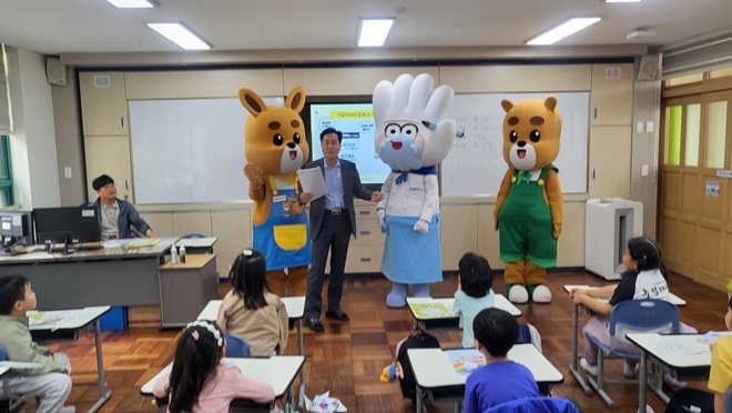 주선태 청장이 식중독 예방 교육을 하고 있다.(사진제공=부산식약청)
